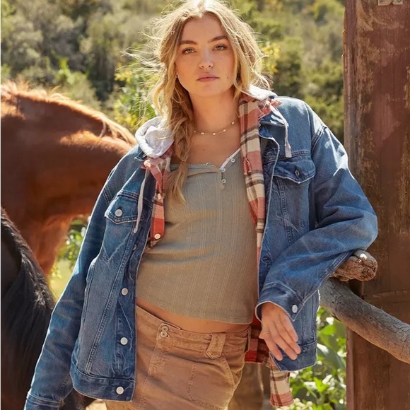 American Eagle Hooded Classic Distressed Denim Jean Jacket Built In Gray Hood - Picture 3 of 16